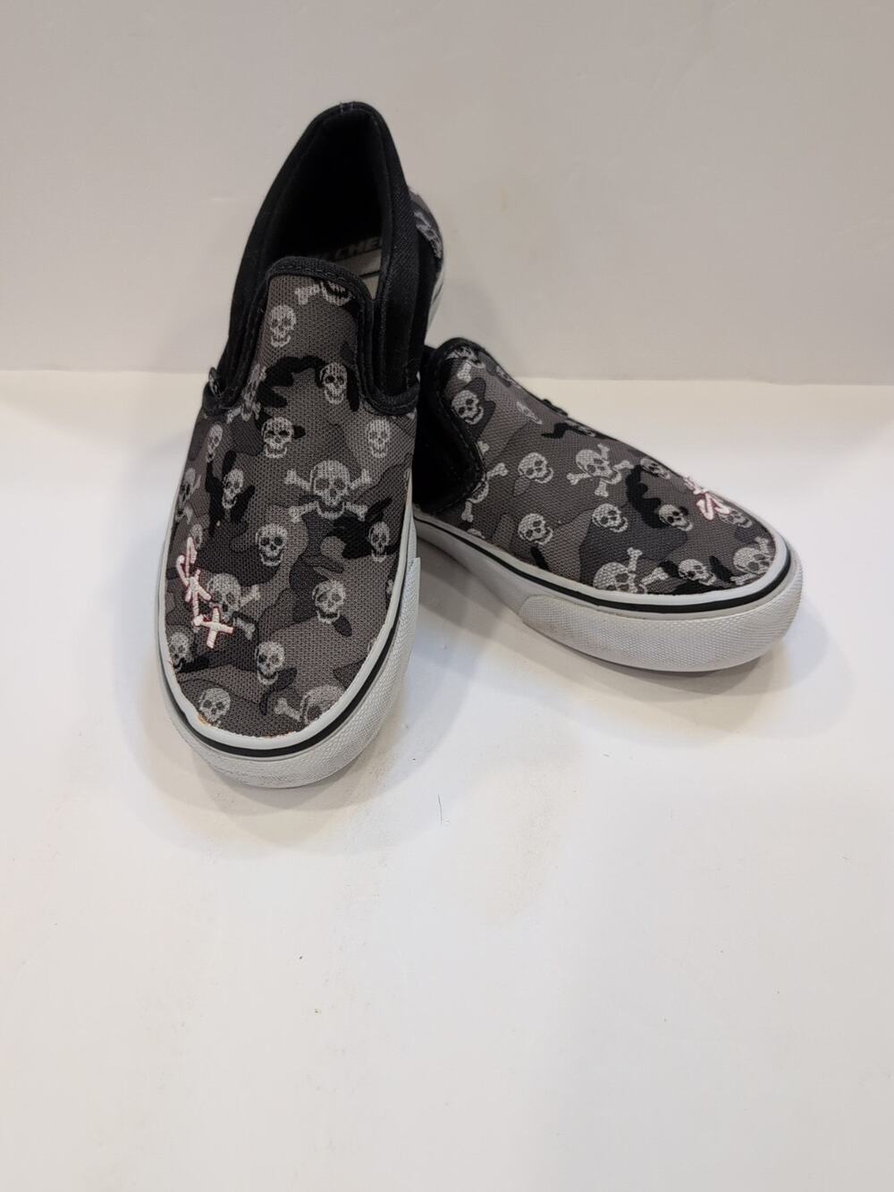 Skechers Camo Gray Skull Slip Ons Size 3 Unisex‎ Canvas Shoe